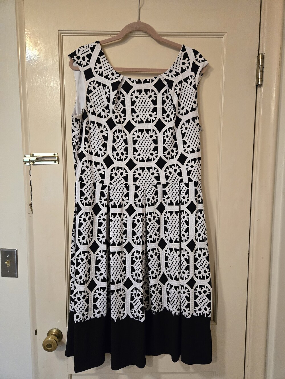 Tiana B Black & White Patterned Sleeveless Women’s Dress